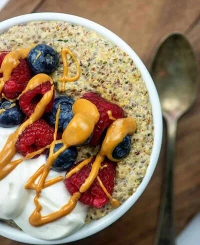 Noatmeal breakfast bowl with berries